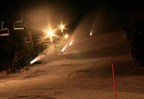 Bergbahn-Beleuchtung-Pisten-Schneekanonen-Lift.jpg